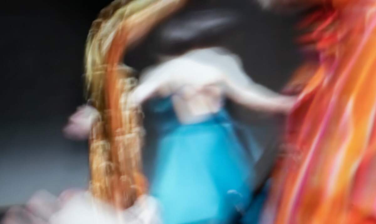 metro action és tárlatvezetés Koroknai Zsolt DLA képzőművész Ózonkék égbolt című kiállításán